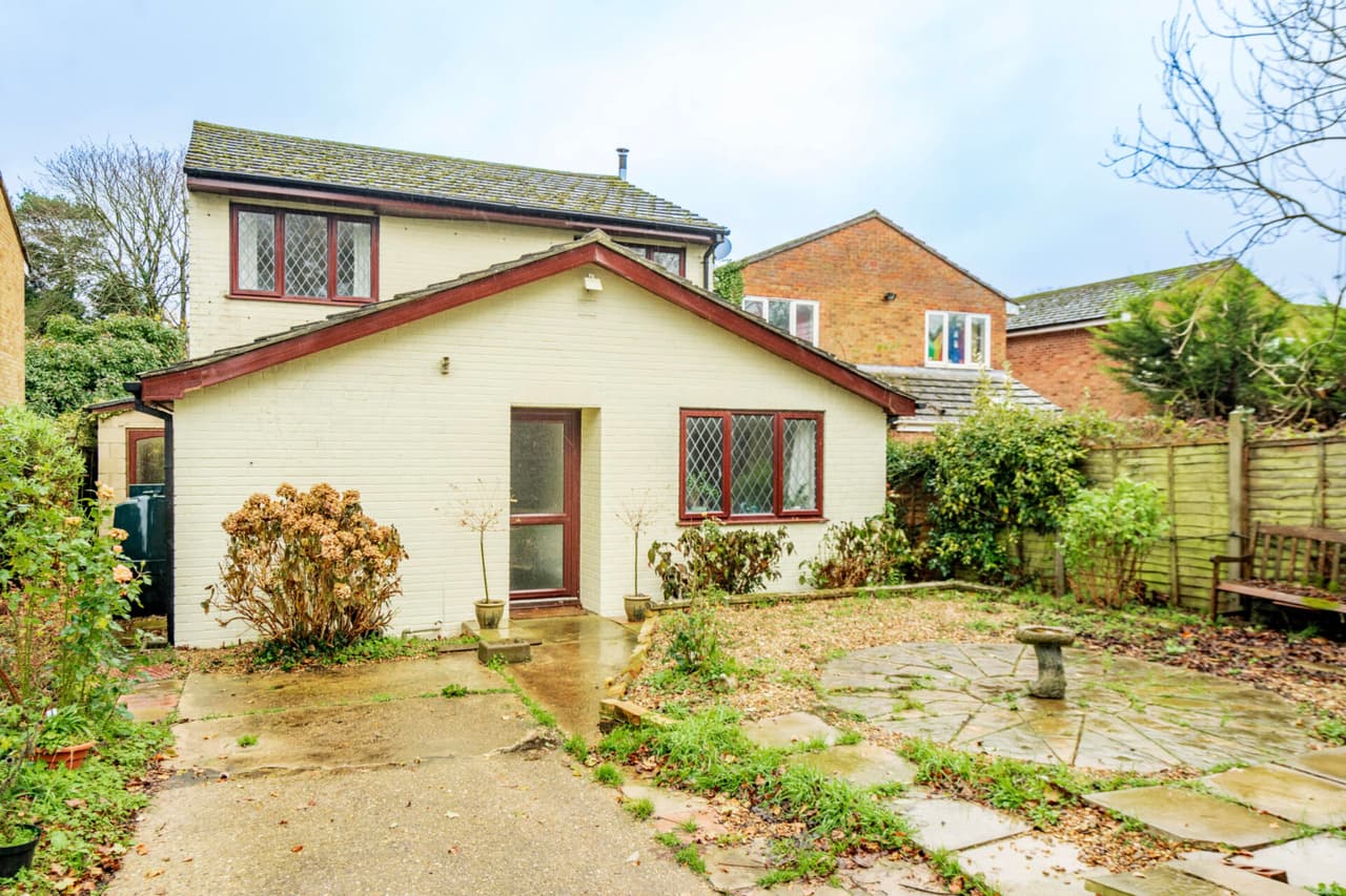 Holt Road, Briston
