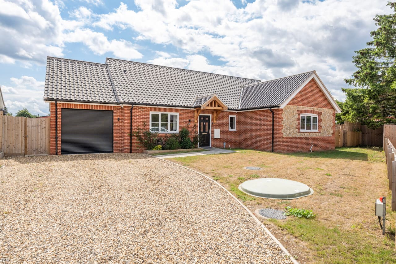 Fallowfield Loke, Shropham