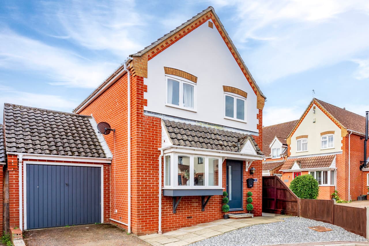 Market Manor, Acle