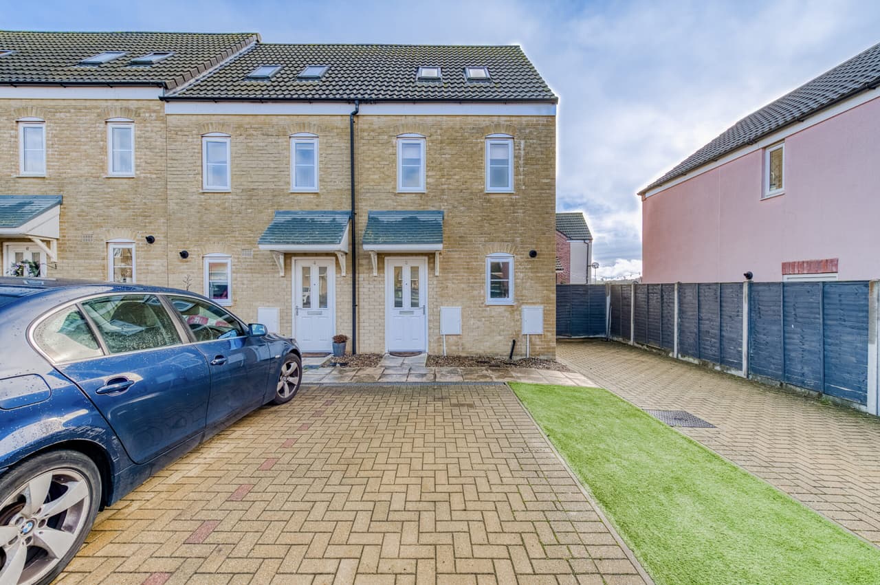Lupton Close, Oulton
