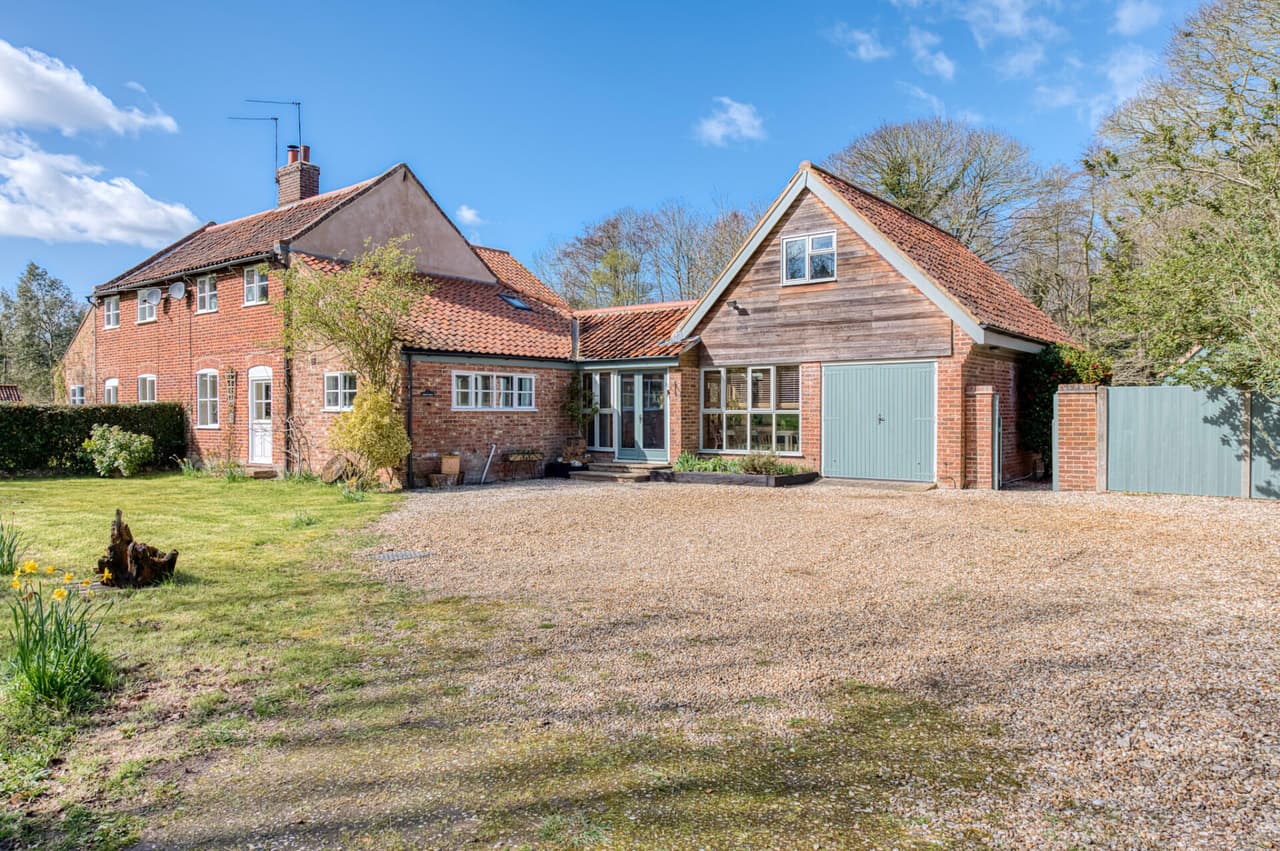 Scottow Row, Scottow