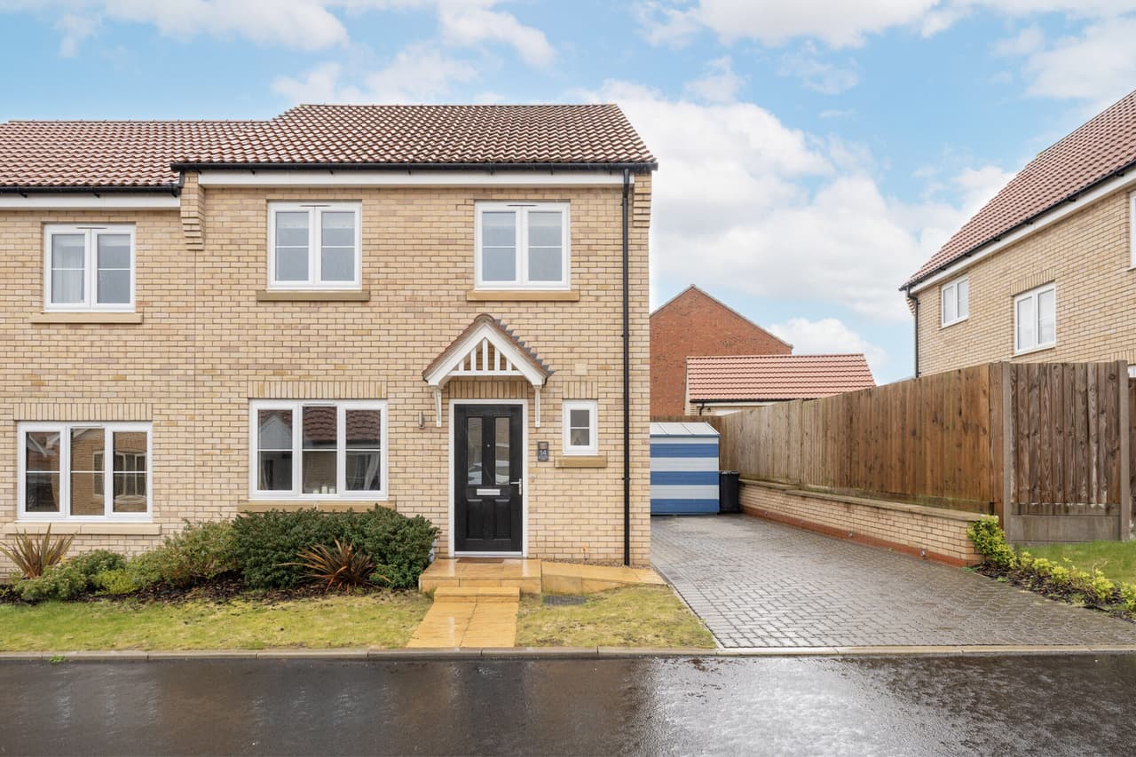 Sparrowhawk Close, Hopton