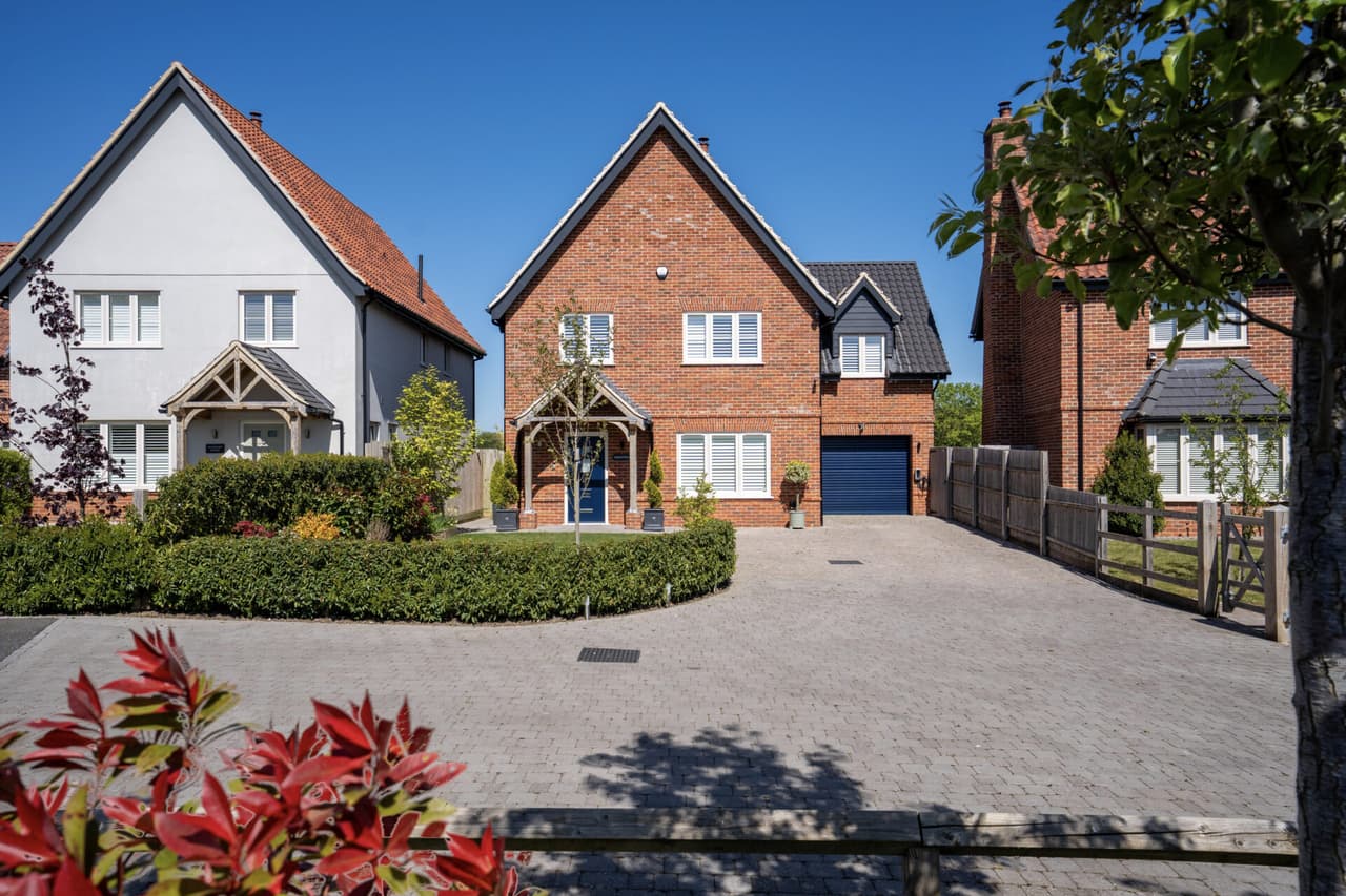 High Road, Bressingham