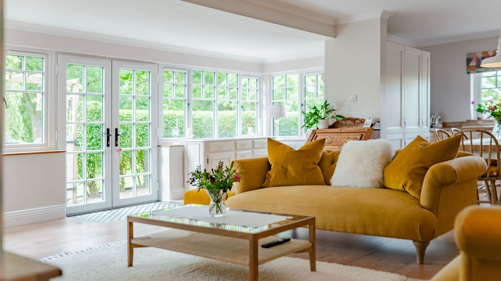 <span style="color:hsl(50,78%,52%);">5</span>. Living/Dining Rooms