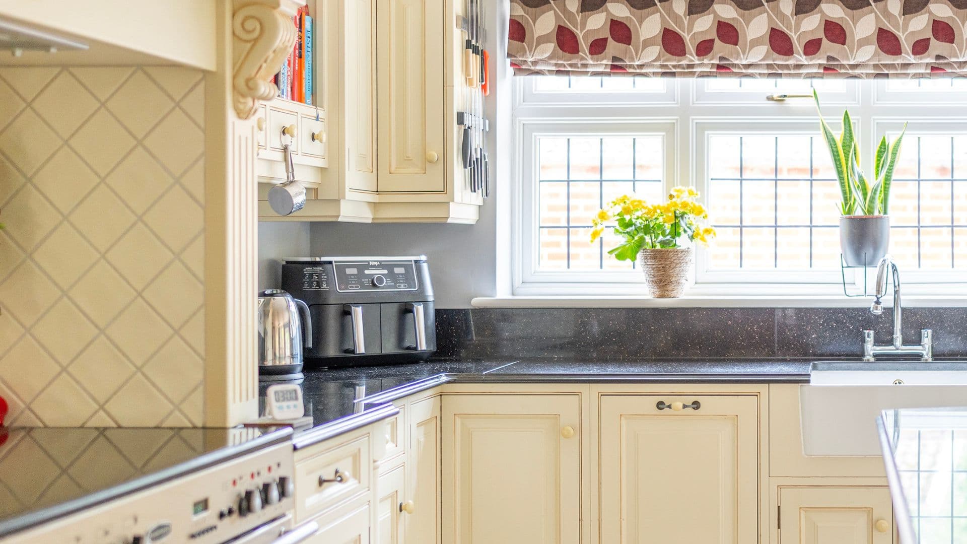 <span style="color:hsl(50,78%,52%);">4.</span> Kitchens
