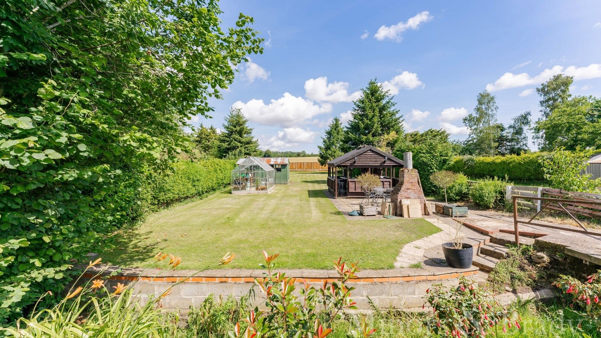 <span style="color:hsl(50,78%,52%);">8.</span> Rear Gardens
