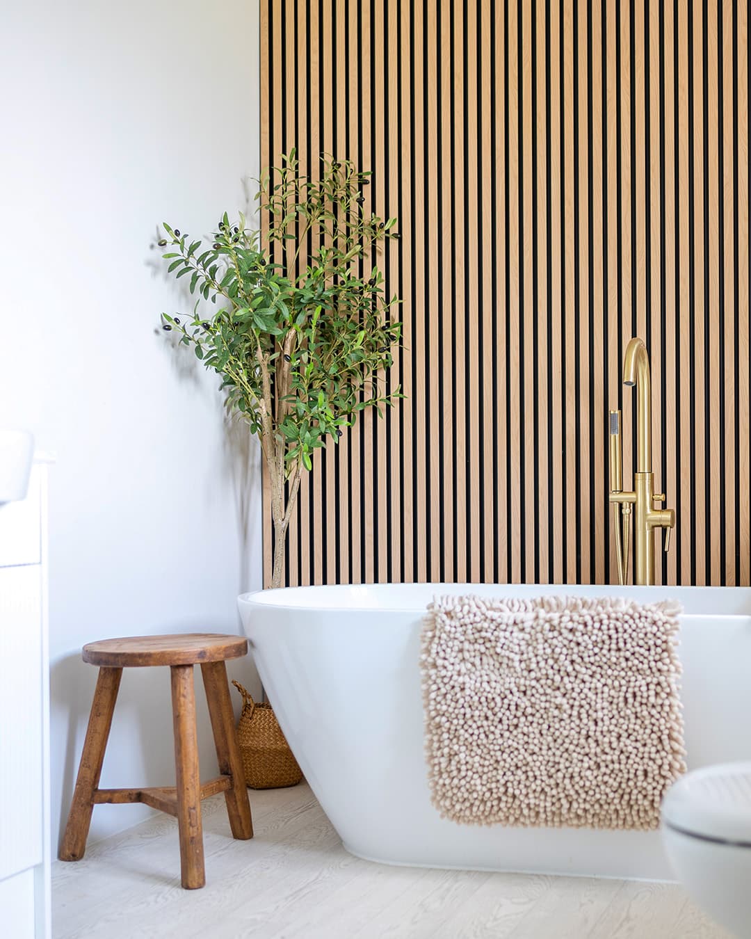 <span style="color:hsl(50,78%,52%);">3.</span> Bathrooms