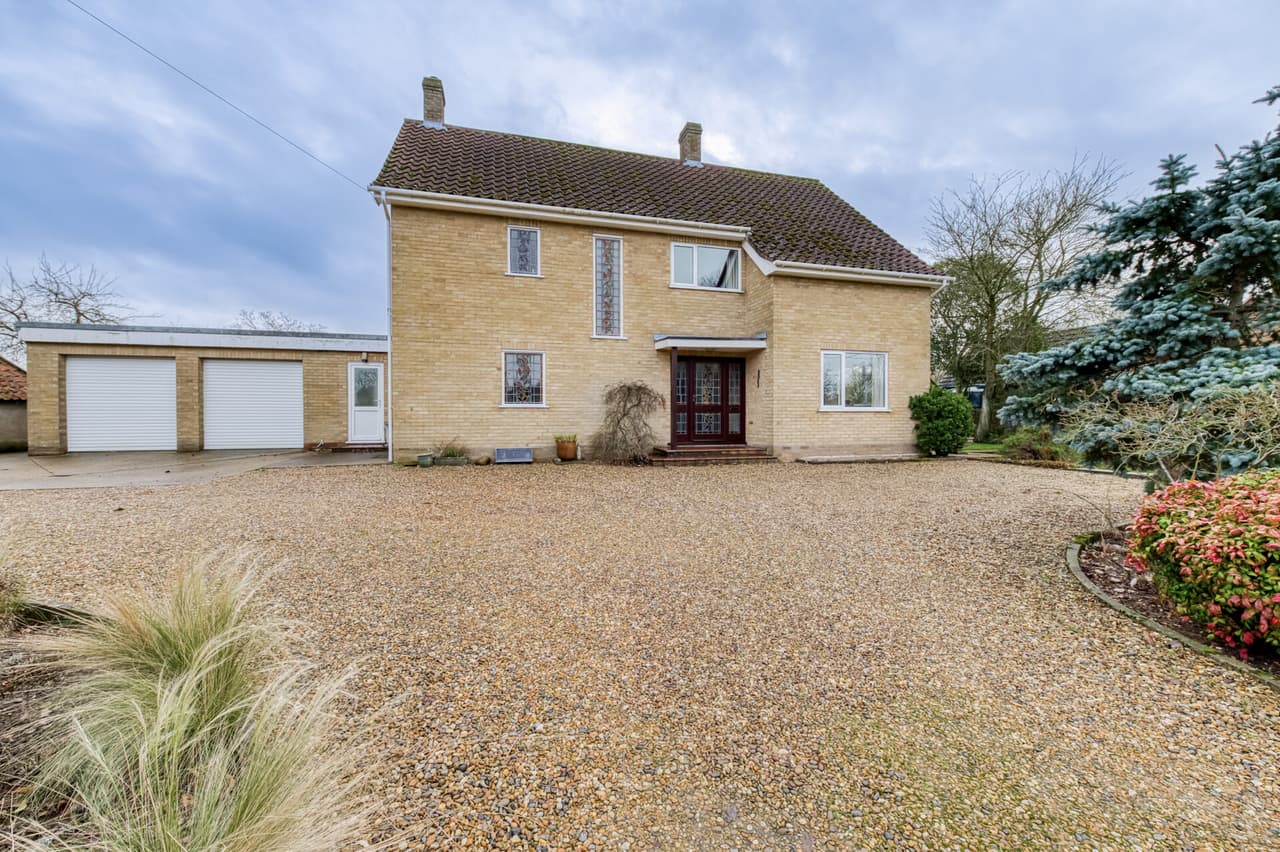 Hall Road, Tharston