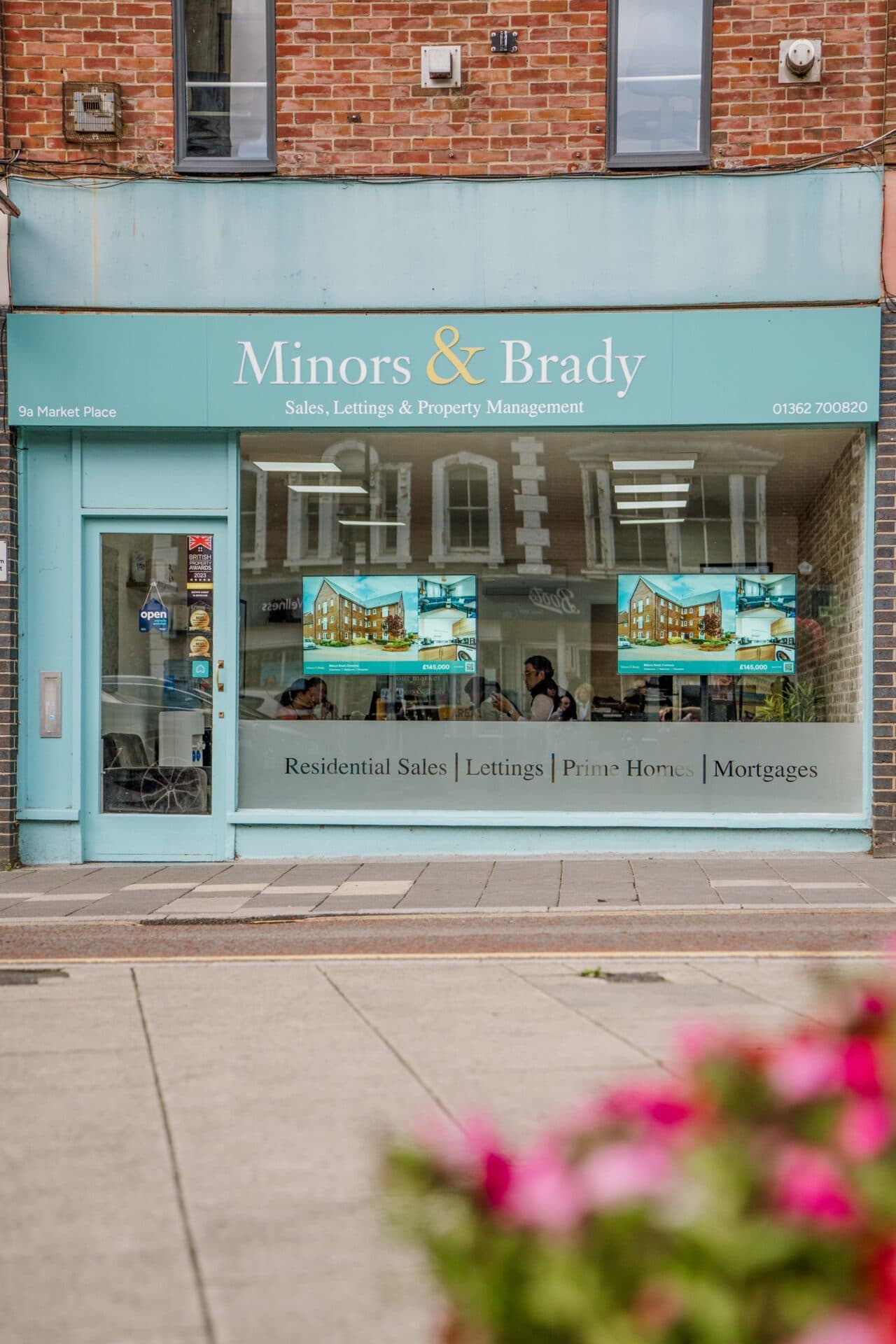 <p><span style="color:hsl(185,33%,47%);">Living in</span> <span style="color:hsl(50,78%,52%);"><i>Dereham</i></span></p>