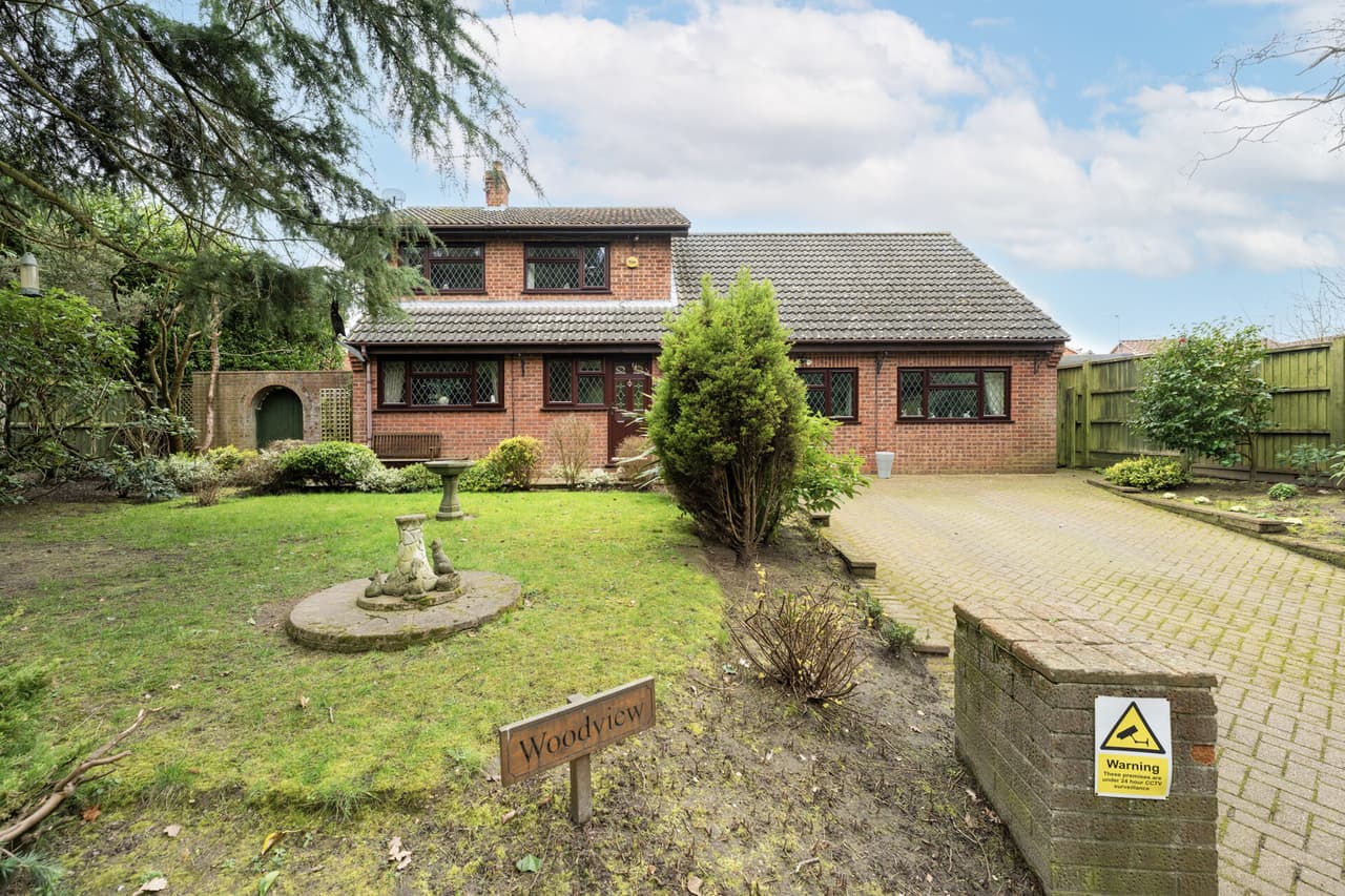 Hall Road, Hopton