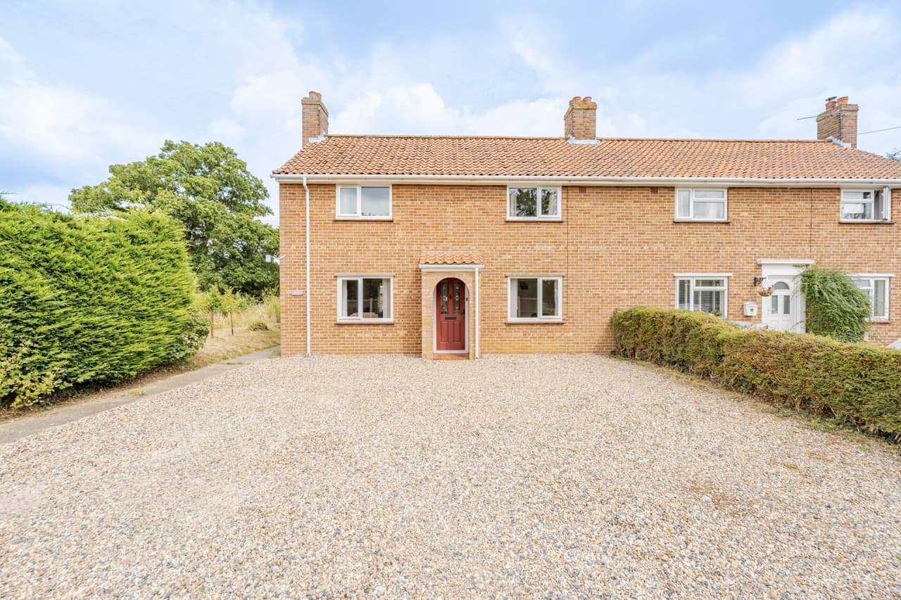 Gissing Road, Burston