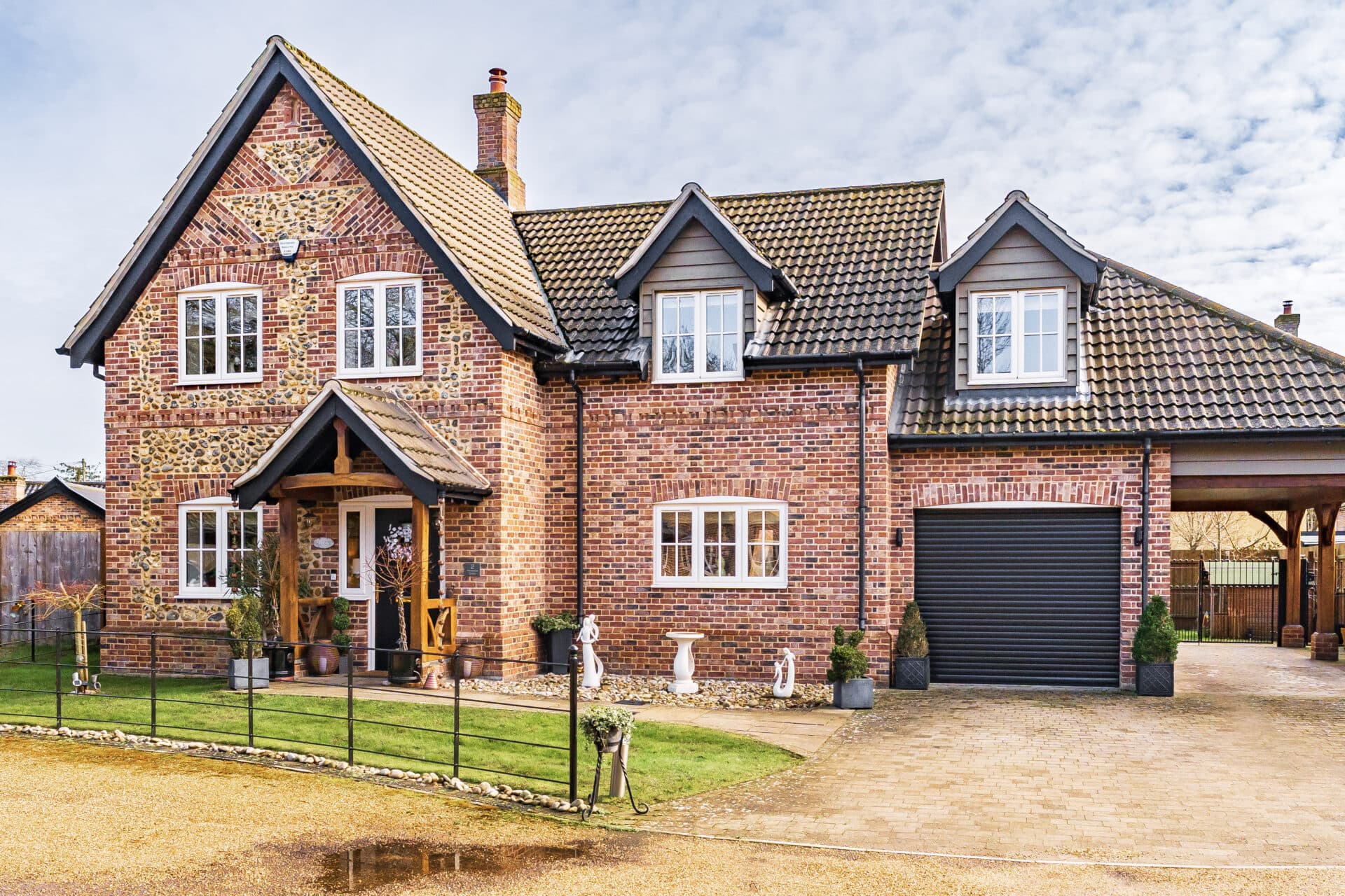 Honeybee Grove, Saham Toney