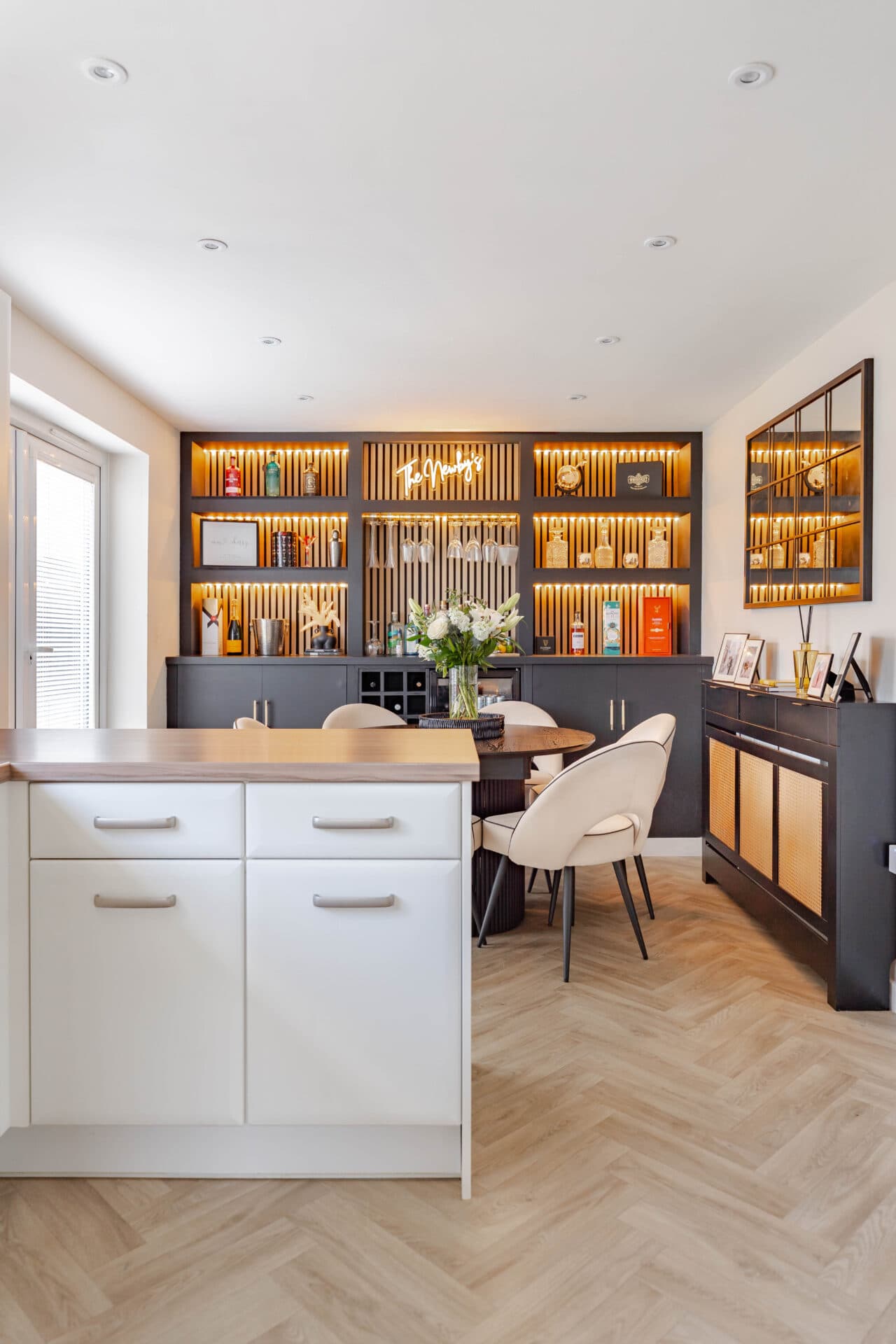 <span style="color:hsl(50,78%,52%);">2.</span> Clear the <span style="color:hsl(50,78%,52%);"><i>clutter</i></span>