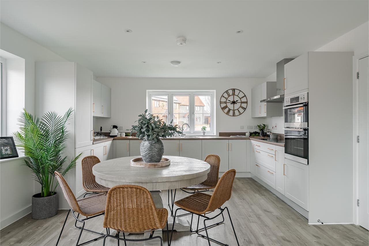 Feel <i><span style="color:hsl(50,78%,52%);">Connected</i>