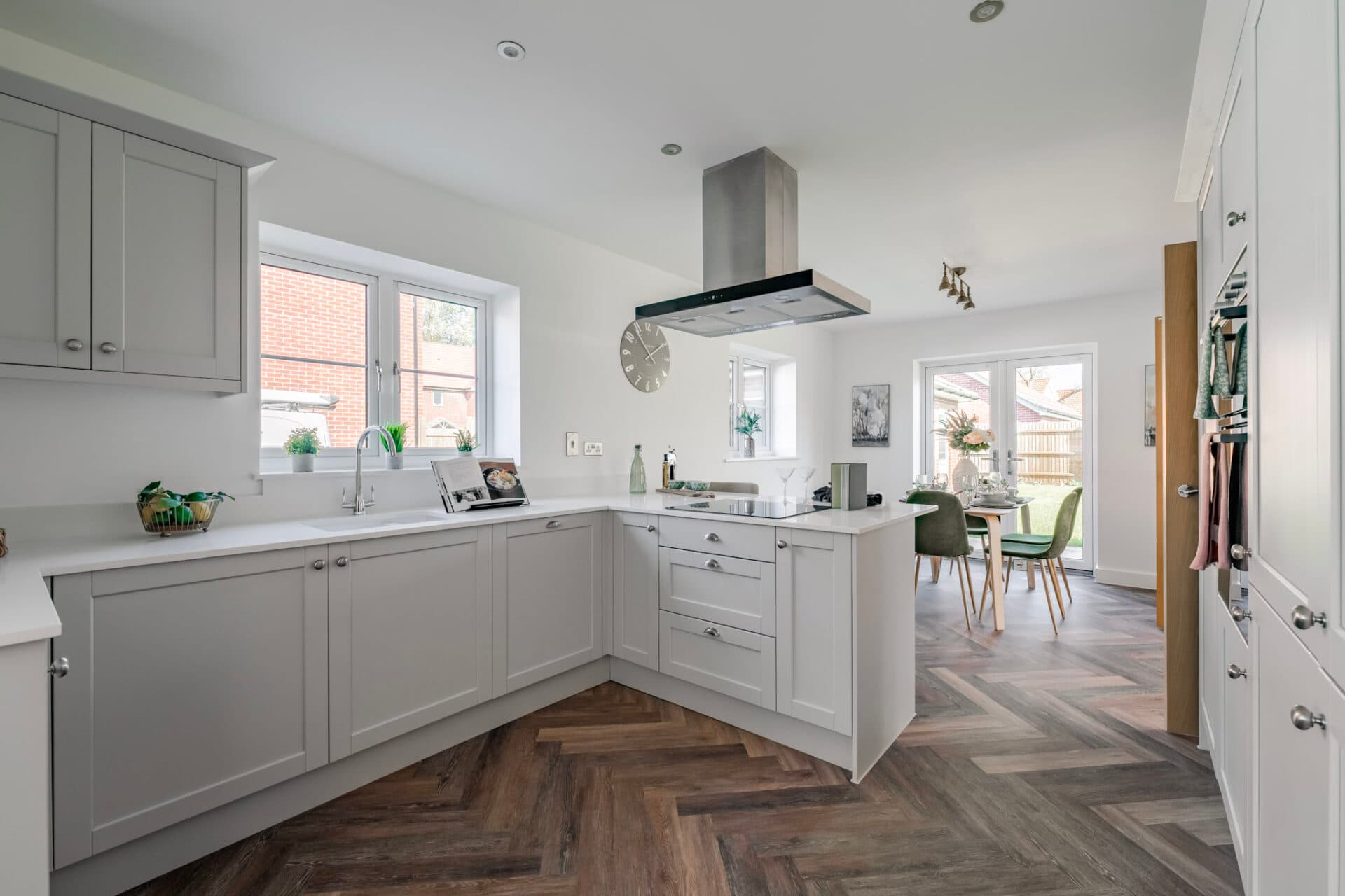 About <span style="color:hsl(50,78%,52%);"><i>The Woodlands</i></span></p>